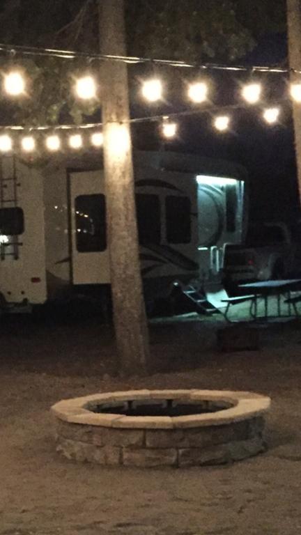 イエローストーン キャビンズ アンド Rv ウェスト・イエローストーン エクステリア 写真